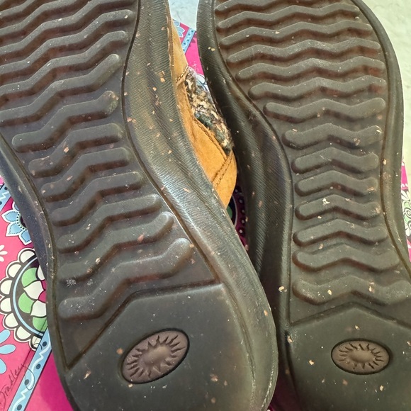 UGG Australia Leather Mules w/ Wool details and Genuine Sheepskin lining! EUC - Picture 3 of 10